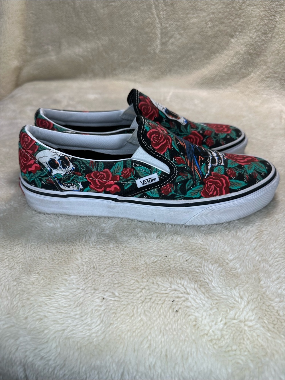 Vans Skull and Roses Print Classic Slip-On Shoes Size Mens 8 Women’s 9.5 - Picture 2 of 8